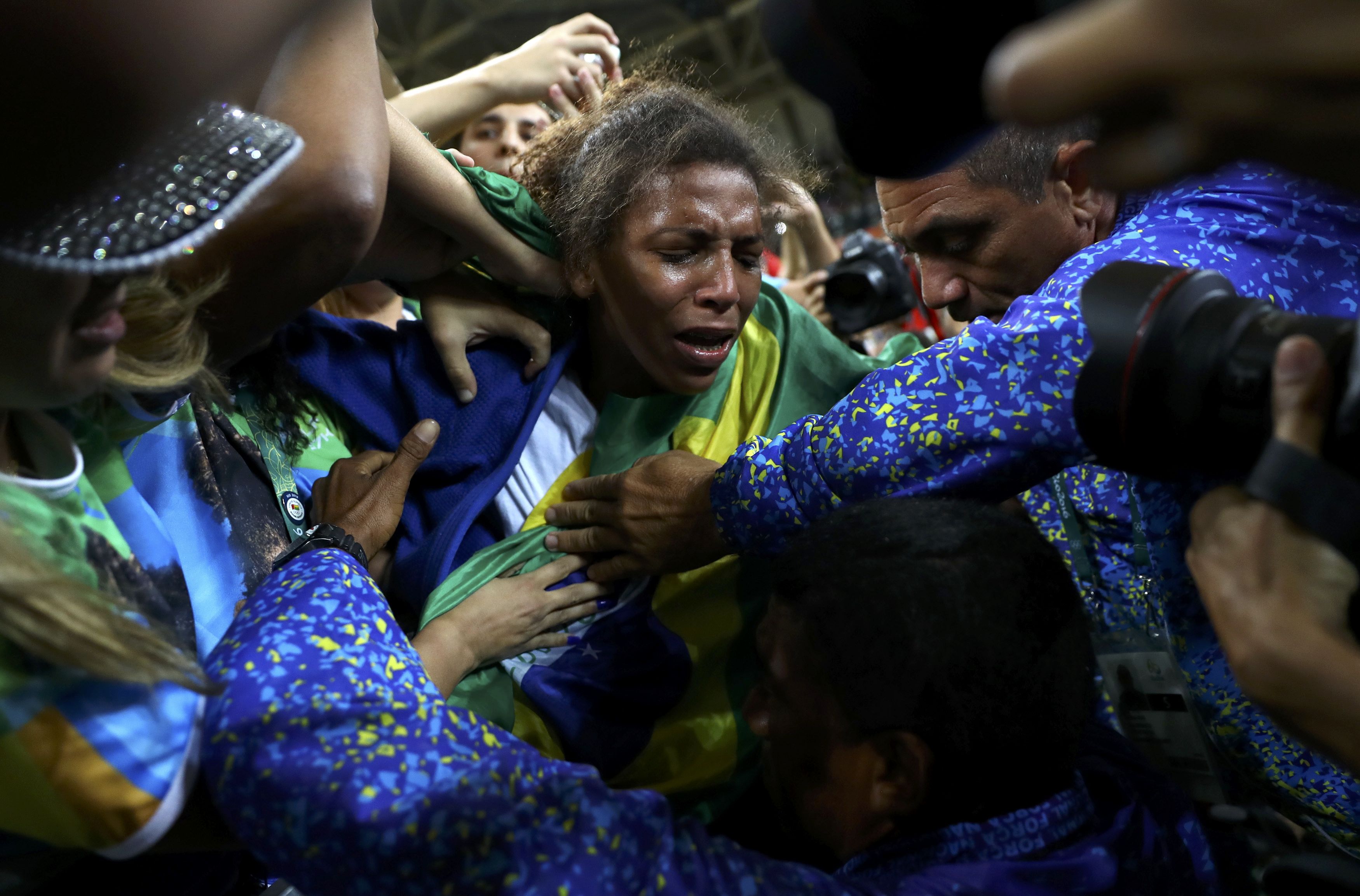 A primeira medalha de ouro do Brasil nesta Olimp&iacute;ada foi conquistada por Rafaela Silva, judoca da Cidade de Deus que come&ccedil;ou a lutar em um projeto social chamado Rea&ccedil;&atilde;o. Em 2012, Rafaela foi desclassificada em Londres por usar um golpe irregular, e acabou sendo v&iacute;tima de uma enxurrada de coment&aacute;rios racistas dos torcedores brasileiros. Na segunda (8), a lutadora venceu a mongol Sumiya Dorjsuren, na categoria at&eacute; 57kg, e se disse orgulhosa&nbsp;por superar as cr&iacute;ticas: "Depois daquela derrota todo mundo me criticou, falaram que o jud&ocirc; n&atilde;o era para mim e que eu era a vergonha da minha fam&iacute;lia", disse, em entrevista ao Sport TV.