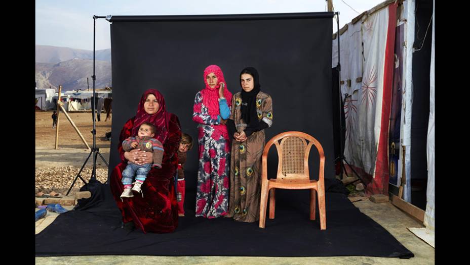 Esta foto, do italiano Dario Mitidieri, é parte de uma série que retrata famílias no campo de refugiados de Bekaa Valley, no Líbano. A cadeira vazia representa um membro da família que morreu na guerra ou está desaparecido. Esta imagem, vencedora do terceiro prêmio na categoria Gente, mostra a família de Ammouna (à esquerda, com o menino no colo), cujo pai está desaparecido.