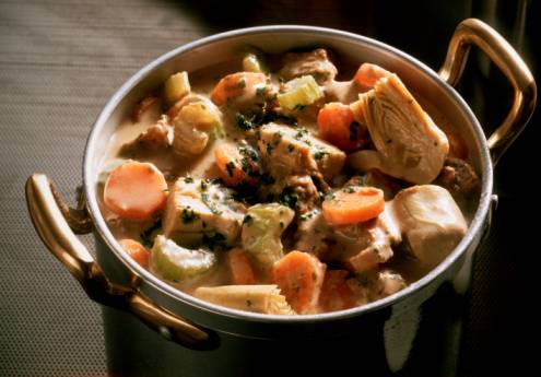 Hungria: o Goulash &eacute; praticamente um s&iacute;mbolo nacional. Foi criado no s&eacute;culo 19 para diferenciar a Hungria do Imp&eacute;rio Austro-h&uacute;ngaro. O preparo leva carne, vegetais, p&aacute;prica e pimenta.
