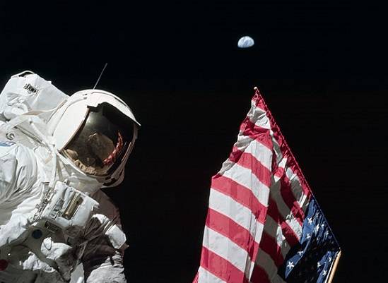 Harrison Schmitt foi o &uacute;nico ge&oacute;logo que pisou na Lua, tamb&eacute;m em 1972, na miss&atilde;o Apollo 17. Ao observar a Terra a partir da Lua, Harrison declarou Se voc&ecirc; viu uma Terra, viu todas elas.