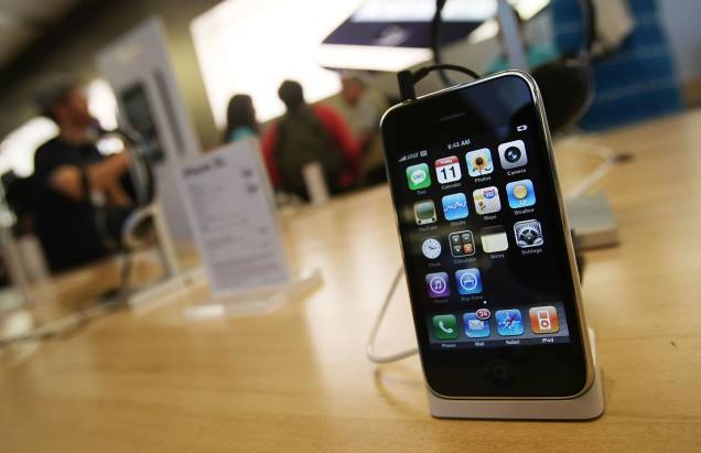 No ano seguinte, veio o iPhone 3G, com a novidade do iOS 4.2.1, um pouco mais rápido que o primeiro. Além disso, teve o surgimento do GPS incluído no aparelho e era compatível com o uso da internet 3G.  No ano seguinte, veio o iPhone 3G, com a novidade do iOS 4.2.1, um pouco mais rápido que o primeiro. Além disso, teve o surgimento do GPS incluído no aparelho e era compatível com o uso da internet 3G.