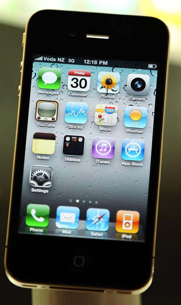 No iPhone 4 a Apple resolveu impressionar o mundo. Mudou o design do aparelho, aumentou a qualidade da câmera e adicionou uma câmera frontal. O aparelho iniciou com iOS 4, e foi até o iOS 7.1.1.  No iPhone 4 a Apple resolveu impressionar o mundo. Mudou o design do aparelho, aumentou a qualidade da câmera e adicionou uma câmera frontal. O aparelho iniciou com iOS 4, e foi até o iOS 7.1.1.