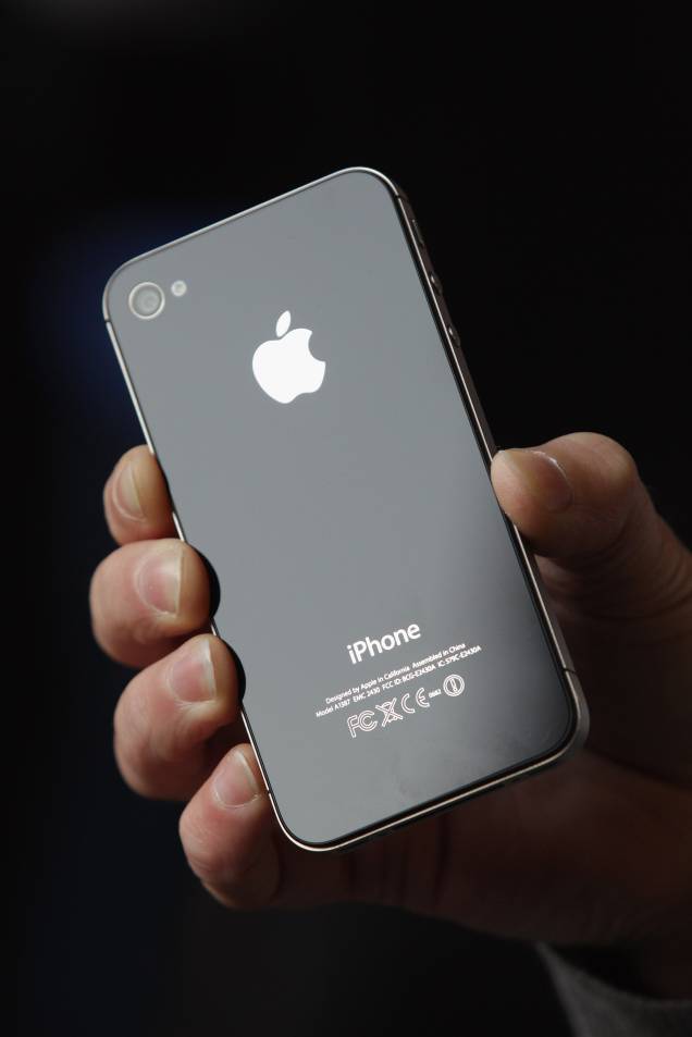 Não muito diferente da versão anterior, o iPhone 4s veio com a novidade do comando de voz "Siri", onde você fala onde quer ir, ou para quem quer ligar e o dispositivo entende e trabalha para satisfazê-lo.    Não muito diferente da versão anterior, o iPhone 4s veio com a novidade do comando de voz "Siri", onde você fala onde quer ir, ou para quem quer ligar e o dispositivo entende e trabalha para satisfazê-lo.