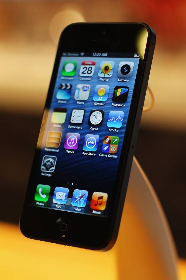 Em 2012, a Apple aumentou o tamanho da tela do aparelho, aperfeiçoou o iPhone aumentando a capacidade de memória e tornou o iPhone 5 compatível com o 4G. Além disso, o chip nanoSIM foi implantado.     Em 2012, a Apple aumentou o tamanho da tela do aparelho, aperfeiçoou o iPhone aumentando a capacidade de memória e tornou o iPhone 5 compatível com o 4G. Além disso, o chip nanoSIM foi implantado.