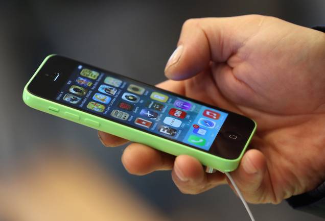 Com o intuito de tornar o celular mais acessível, a empresa baixou o custo do aparelho, que foi construido com outro tipo de material, o policarbonato. Além disso, eles vieram coloridos. No nome " iPhone 5C"o "C"é de Color.  Com o intuito de tornar o celular mais acessível, a empresa baixou o custo do aparelho, que foi construido com outro tipo de material, o policarbonato. Além disso, eles vieram coloridos. No nome " iPhone 5C"o "C"é de Color.
