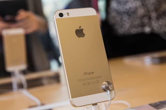 O iPhone 5s veio com um novo processador e uma versão na cor dourada, mas o grande destaque foi o sensor de impressões digitais presente no botão Home. Outro fator bem legal foi o pequeno aumento de bateria e nas funcionalidades das câmaras.  O iPhone 5s veio com um novo processador e uma versão na cor dourada, mas o grande destaque foi o sensor de impressões digitais presente no botão Home. Outro fator bem legal foi o pequeno aumento de bateria e nas funcionalidades das câmaras.