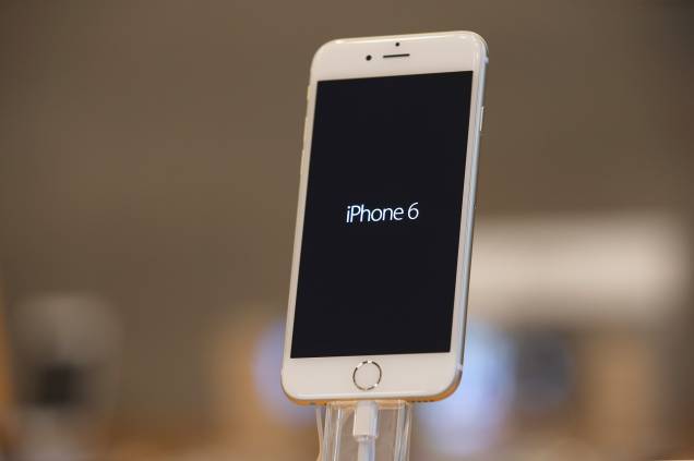 Respondendo aos pedidos dos consumidores, a Apple aumentou o tamanho da tela no iPhone 6. No restante, a empresa não quis inventar muita moda, só aperfeiçoou o de sempre: design e agilidade. Respondendo aos pedidos dos consumidores, a Apple aumentou o tamanho da tela no iPhone 6. No restante, a empresa não quis inventar muita moda, só aperfeiçoou o de sempre: design e agilidade.