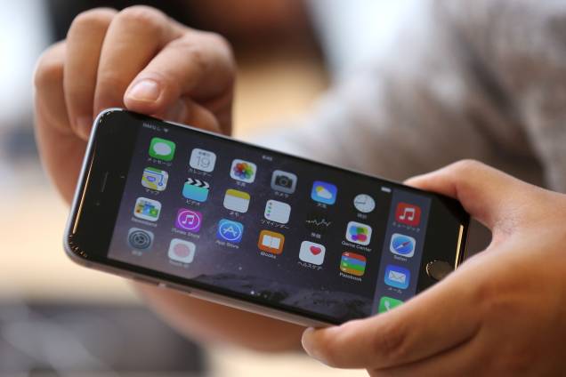 O iPhone 6 Plus é basicamente o mesmo aparelho que o 6, com exceção da tela de 5,5 polegadas e recursos extras na câmera.  O iPhone 6 Plus é basicamente o mesmo aparelho que o 6, com exceção da tela de 5,5 polegadas e recursos extras na câmera.