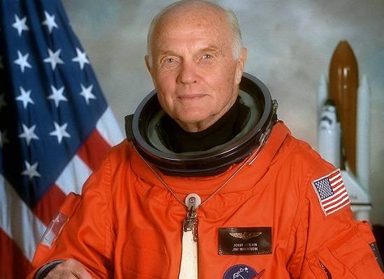 John Glenn &eacute; dono de dois recordes espaciais: foi o primeiro norte-americano a entrar em &oacute;rbita, em 1962. Em 1998, quando Glenn tinha 77 anos, ele se tornou o homem mais velho no espa&ccedil;o, ao participar da miss&atilde;o  STS-95, que durou dez dias. Eu n&atilde;o sei o que poderia dizer sobre um dia em que voc&ecirc; viu 4 lindos pores do sol, ele declarou sobre suas experi&ecirc;ncias no espa&ccedil;o.