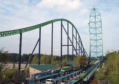 Da mais r&aacute;pida para a mais alta. A Kingda Ka, que fica nos Estados Unidos, tem uma altura m&aacute;xima de quase 140 metros! E essa montanha-russa pode n&atilde;o ser r&aacute;pida como uma Ferrari, mas com certeza n&atilde;o &eacute; lenta: alcan&ccedil;a 206 Km/h.