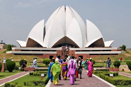 Na &Iacute;ndia dos pr&eacute;dios seculares uma constru&ccedil;&atilde;o bem mais moderna chama aten&ccedil;&atilde;o. &Eacute; o Lotus Temple, em formato de flor de l&oacute;tus. Esse templo foi inaugurado 1986 e fica em Nova D&eacute;lhi, capital do pa&iacute;s. Quer ver mais uma coisa que parece fic&ccedil;&atilde;o? O Lotus Temple n&atilde;o &eacute; dedicado a nenhuma religi&atilde;o espec&iacute;fica, mas &eacute; aberto para todas as f&eacute;s do mundo.