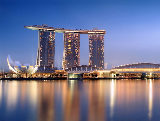 Inaugurado em 2010, o Marina Bay Sands logo virou o principal cartão-postal de Cingapura. E não era para menos: esse hotel de luxo não tem apenas o formato de um barco suspenso, mas também uma das piscinas mais incríveis do planeta.