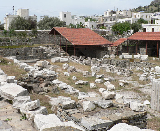 MAUSOLÉU DE HALICARNASSO - É uma tumba construída entre 353 e e 350 a.C. para Mausolo - rei de uma província persa. Foi eleito como uma das sete maravilhas do mundo antigo (embora esteja em ruínas, atualmente). Está localizado em Bodrum, na Turquia. MAUSOLÉU DE HALICARNASSO - É uma tumba construída entre 353 e e 350 a.C. para Mausolo - rei de uma província persa. Foi eleito como uma das sete maravilhas do mundo antigo (embora esteja em ruínas, atualmente). Está localizado em Bodrum, na Turquia.