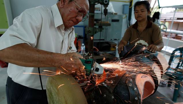 As próteses são feitas de plástico, borracha e aço e foram ficando mais resistentes a cada novo modelo. O maior desafio era conseguir que a peça fosse funcional e confortável ao mesmo tempo. Senão, seria uma batalha perdida: caso a perna incomodasse, Mosha não ia aceitar andar com ela. As próteses são feitas de plástico, borracha e aço e foram ficando mais resistentes a cada novo modelo. O maior desafio era conseguir que a peça fosse funcional e confortável ao mesmo tempo. Senão, seria uma batalha perdida: caso a perna incomodasse, Mosha não ia aceitar andar com ela.