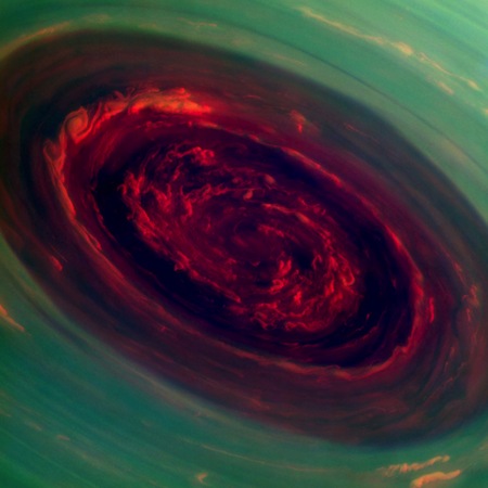 Uma câmera acoplada à sonda Cassini registrou esta imagem impressionante de um furacão no polo norte de Saturno. Enorme para os padrões terrestres, o olho dessa tempestade possui cerca de 2.000 quilômetros de largura e as nuvens na borda exterior se movimentam a mais de 500 quilômetros por hora. Uma câmera acoplada à sonda Cassini registrou esta imagem impressionante de um furacão no polo norte de Saturno. Enorme para os padrões terrestres, o olho dessa tempestade possui cerca de 2.000 quilômetros de largura e as nuvens na borda exterior se movimentam a mais de 500 quilômetros por hora.