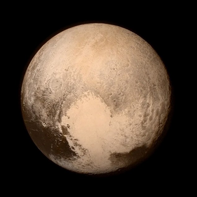 A uma velocidade de mais de 49.300 km/h, a sonda New Horizons, da Nasa, <a href="https://beta-develop.super.abril.com.br/ciencia/sonda-da-nasa-chega-bem-perto-de-plutao" target="_blank">chegou bem perto de Plut&atilde;o</a> no final de julho,&nbsp;a uma dist&acirc;ncia de 12.430 km. Al&eacute;m das belas imagens, a&nbsp;viagem de 5 bilh&otilde;es quil&ocirc;metros fez com que a Nasa obtivesse mais informa&ccedil;&otilde;es sobre Plut&atilde;o.&nbsp;A foto tamb&eacute;m acabou repercutindo bastante na internet por causa da &aacute;rea clara que aparece na parte de baixo. Muitos internautas afirmaram identificar o c&atilde;o Pluto, da Disney, que em ingl&ecirc;s tem o mesmo nome do ex-planeta.
