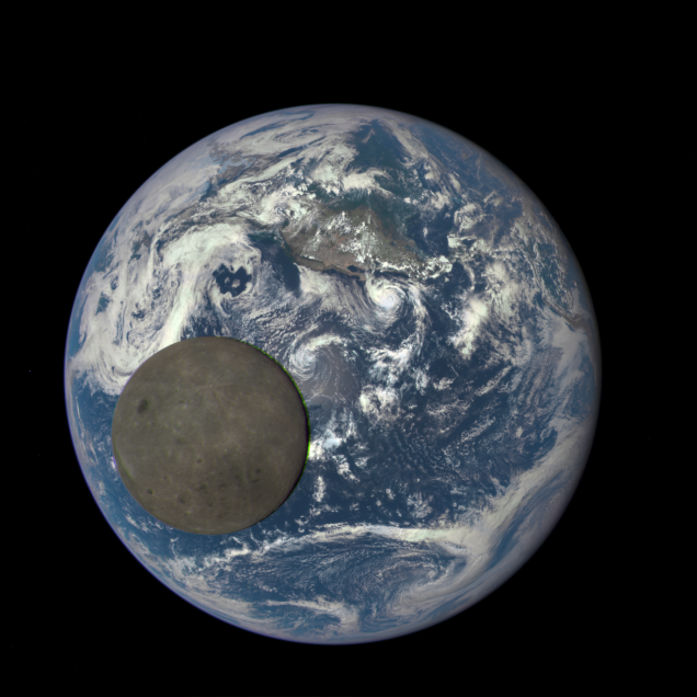 A foto acima mostra o dito <a href="https://beta-develop.super.abril.com.br/ciencia/a-incrivel-foto-da-lua-passando-em-frente-a-terra" target="_blank">lado "escuro" da Lua</a> no momento em que ela passa em frente &agrave; Terra na parte em que &eacute; dia - ou seja, na verdade ele est&aacute; iluminado pelo sol.&nbsp;A foto vem do DSCOVR, Deep Space Climate Observatory (Observat&oacute;rio Clim&aacute;tico do Espa&ccedil;o Profundo), um dos novos brinquedos da Nasa. Lan&ccedil;ado em fevereiro e posto em a&ccedil;&atilde;o em junho, ele fica na chamada &oacute;rbita L1, orbitando o sol -&nbsp;e n&atilde;o a Terra - num ponto em que a gravidade da estrela e nosso planeta se anulam. Isso fica a cerca de 1,6 milh&atilde;o de quil&ocirc;metros daqui -&nbsp;mais de cinco vezes a dist&acirc;ncia entre Terra e Lua.