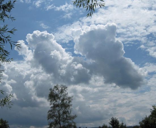 Essas nuvens que parecem pegadas gigantescas foram encontradas no c&eacute;u de Reinach, na Su&iacute;&ccedil;a.