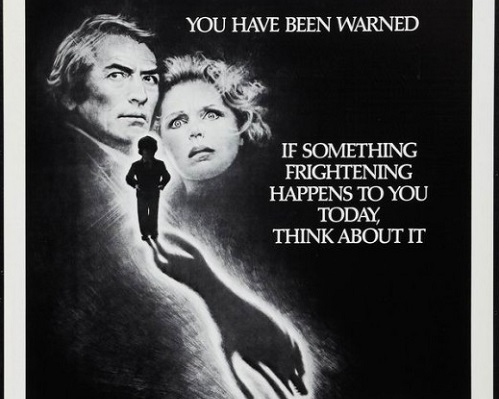 O primeiro filme da s&eacute;rie <i>A profecia</i>, sobre a reencarna&ccedil;&atilde;o do Anticristo em um corpo de crian&ccedil;a, foi lan&ccedil;ado em 1976. N&atilde;o sem muitos problemas e trag&eacute;dias que envolveram a equipe.  O filho do ator Gregory Peck morreu pouco antes das filmagens. J&aacute; o ator David Warner esteve seriamente doente durante as grava&ccedil;&otilde;es. Um t&eacute;cnico sofreu um grave acidente, mas por sorte sobreviveu.