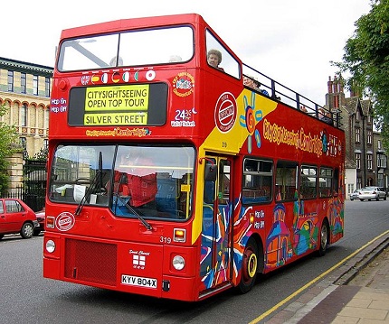 Por falar em &ocirc;nibus de turismo, n&atilde;o poder&iacute;amos nos esquecer daqueles ve&iacute;culos sem teto e muito usados por viajantes. Eles s&atilde;o ideais para quem quer conhecer pontos tur&iacute;sticos do alto de um bus&atilde;o.