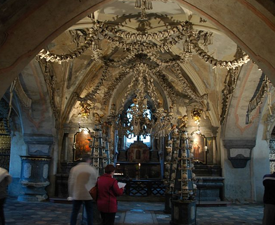 OSSUÁRIO DE SEDLEC - É uma capela católica localizada abaixo do Cemitério de Todos os Santos, em Kutná Hora, na República Tcheca. O local reúne os restos mortais de mais de 40 mil pessoas. OSSUÁRIO DE SEDLEC - É uma capela católica localizada abaixo do Cemitério de Todos os Santos, em Kutná Hora, na República Tcheca. O local reúne os restos mortais de mais de 40 mil pessoas.
