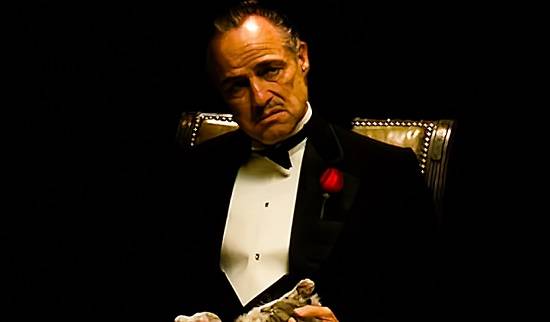 A fam&iacute;lia &eacute; o que h&aacute; de mais importante para  Don Vito, mas nem por isso tudo &eacute; paz entre os Corleone - muito pelo contr&aacute;rio. Na fam&iacute;lia do Poderoso Chef&atilde;o, conflitos, viol&ecirc;ncia e problemas graves s&atilde;o t&oacute;picos comuns.