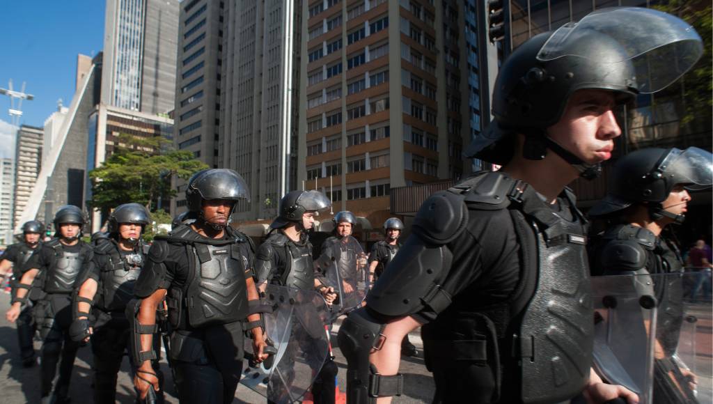 Quer diminuir a violência policial? Contrate mais mulheres