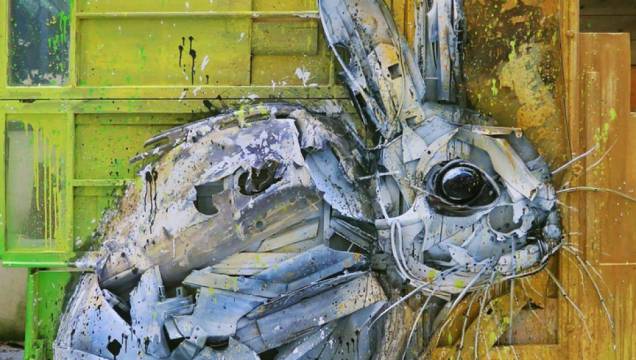 Bordalo cria estátuas e pinturas com tinta, entulho e peças encontradas no ferro-velho e em lixões. Elas retratam sempre animais - para que quem observe seja lembrado dos principais prejudicados pela nossa produção enorme de lixo. Bordalo cria estátuas e pinturas com tinta, entulho e peças encontradas no ferro-velho e em lixões. Elas retratam sempre animais - para que quem observe seja lembrado dos principais prejudicados pela nossa produção enorme de lixo.