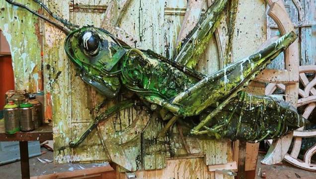 "A ideia é retratar a própria natureza construída com os materiais que são os responsáveis pela sua destruição", conta o artista em seu site. "A ideia é retratar a própria natureza construída com os materiais que são os responsáveis pela sua destruição", conta o artista em seu site.