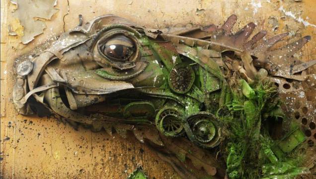 Outros dos materiais "favoritos" de Bordalo incluem latas de lixo queimadas, pneus de carro e rodas de bicileta deixadas para trás em caçambas. Outros dos materiais "favoritos" de Bordalo incluem latas de lixo queimadas, pneus de carro e rodas de bicileta deixadas para trás em caçambas.