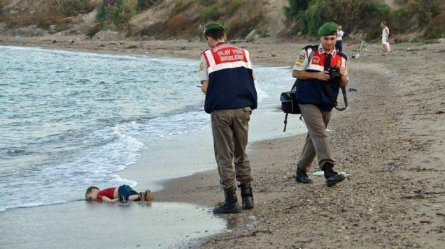 Essa &eacute; uma das fotos mais tristes do ano. No dia 2 de setembro,&nbsp;um menino s&iacute;rio apareceu morto numa praia da Turquia. Essa imagem virou&nbsp;s&iacute;mbolo da <a href="https://beta-develop.super.abril.com.br/ideias/5-historias-incriveis-de-apoio-a-refugiados-e-como-voce-tambem-pode-ajudar" target="_blank">crise migrat&oacute;ria</a> que j&aacute; matou milhares de pessoas do Oriente M&eacute;dio e da &Aacute;frica que tentam chegar &agrave; Europa para escapar de guerras, de persegui&ccedil;&otilde;es e da pobreza. &nbsp;A foto foi um dos assuntos mais comentados no Twitter e diversos ve&iacute;culos da imprensa internacional o destacaram como emblem&aacute;tica da gravidade da situa&ccedil;&atilde;o.