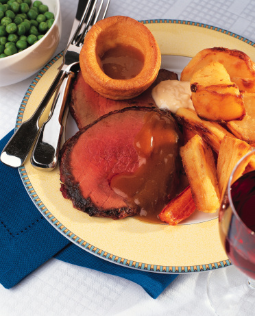 Inglaterra: O Yorkshire pudding era servido para que as visitas se empanturrassem e não comessem tanta carne nos jantares. Hoje, ele vem acompanhado de fatias de limão e salada de batatas.