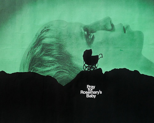 <i>O beb&ecirc; de Rosemary</i>, lan&ccedil;ado em 1968, tem muitos motivos para ser um filme assustador, mas a fama de amaldi&ccedil;oado veio mesmo da trag&eacute;dia que aconteceu um ano depois, na casa do diretor Roman Polanski. A mulher dele, que estava gr&aacute;vida, foi assassinada, junto com mais quatro pessoas. Os assassinos eram seguidores de Charles Manson.