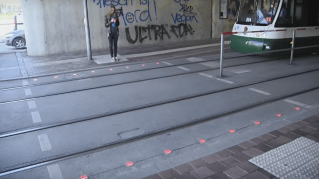 Já existe semáforo no chão para quem vive olhando o celular