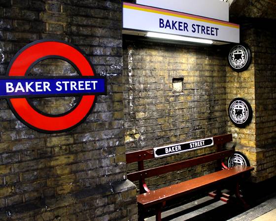 O interior da esta&ccedil;&atilde;o de metr&ocirc; Baker Street &eacute; cheio de pequenos detalhes decorativos que celebram a associa&ccedil;&atilde;o do personagem com o lugar.