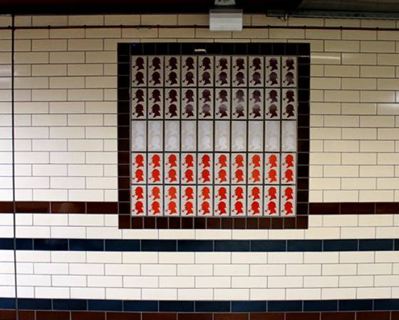 A esta&ccedil;&atilde;o traz uma por&ccedil;&atilde;o de azulejos com a famosa silhueta do detetive, sempre com seu gorro e cachimbo caracter&iacute;sticos.