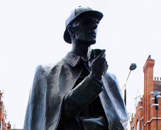A capital da Inglaterra respira Sherlock Holmes e vai al&eacute;m do personagem do livro. Algumas ruas s&atilde;o cen&aacute;rios de v&aacute;rias passagens e hist&oacute;rias, h&aacute; um museu exclusivo dedicado a ele, exposi&ccedil;&otilde;es sobre o tema no museu da cidade, e at&eacute; um pub com o nome do famoso personagem, que, al&eacute;m de servir cervejas e belos pratos, cont&eacute;m, em seu andar superior, obras sobre o detetive. Na foto, a est&aacute;tua de Sherlock Holmes na entrada da esta&ccedil;&atilde;o Baker Street