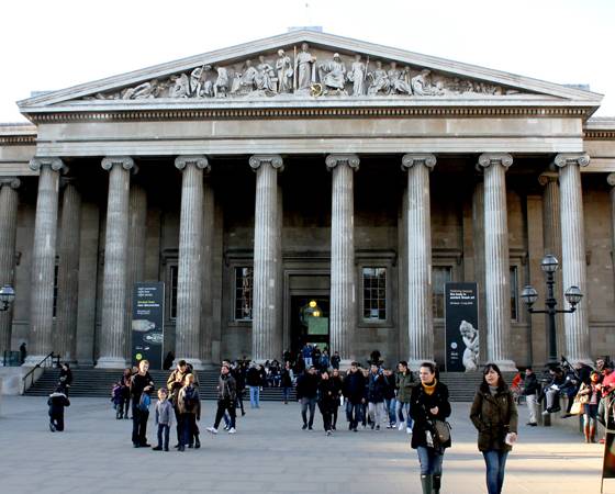 No Museu Brit&acirc;nico, Holmes procurava informa&ccedil;&otilde;es que pudessem ajud&aacute;-lo a resolver seus enigmas.