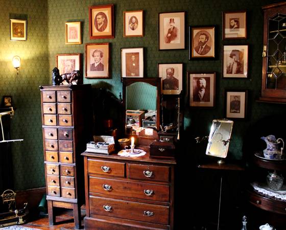 Outro dos ambientes montados no Museu Sherlock Holmes, aberto em 1990. Embora sua fachada indique o n&uacute;mero 221B, como afirmam os livros de Sir Arthur Conan Doyle, o endere&ccedil;o do Museu &eacute; o n&uacute;mero 239 da Baker Street.
