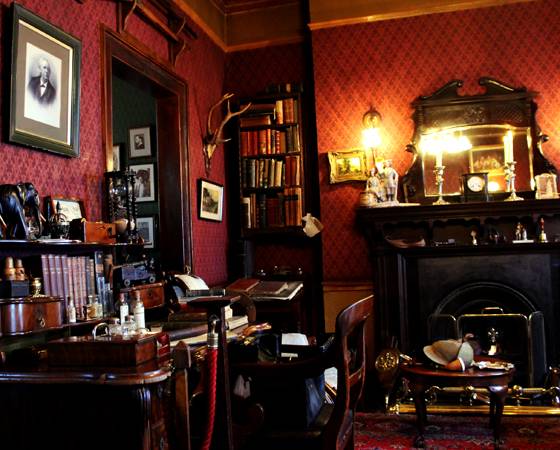 Recria&ccedil;&atilde;o do quarto de Sherlock Holmes, baseado nos livros da s&eacute;rie.