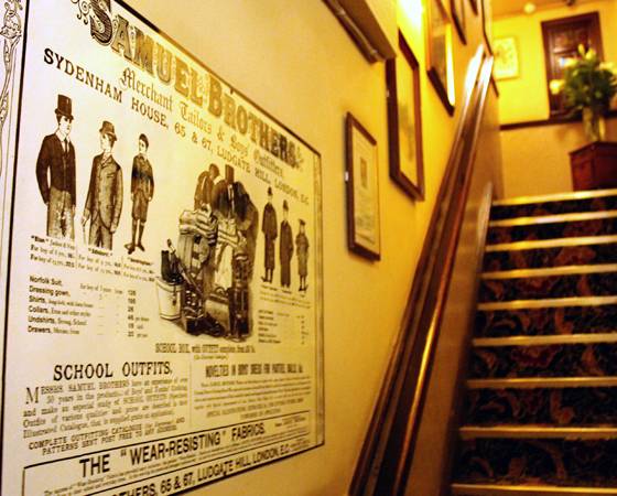 Pub Sherlock Holmes: entrada do Museu que h&aacute; dentro do bar.