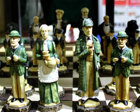 Pe&ccedil;as de xadrez com personagens do Sherlock Holmes vendidos na Baker Street.