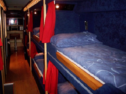 J&aacute; pensou em fazer uma viagem de &ocirc;nibus deitado numa cama? Os ve&iacute;culos do tipo sleeper s&atilde;o muito comuns na &Iacute;ndia e na China, principalmente em viagens mais longas.