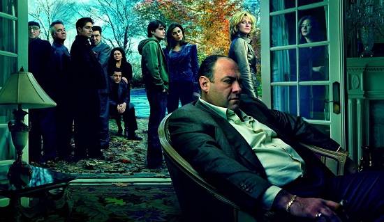 <i>Fam&iacute;lia Soprano</i> &eacute; uma s&eacute;rie de TV norte-americana produzida pela HBO. A s&eacute;rie mostra a complicada rela&ccedil;&atilde;o familiar de Tony Soprano, um mafioso que precisa de ajuda psicol&oacute;gica para lidar com os problemas pessoais e tocar o neg&oacute;cio da fam&iacute;lia.