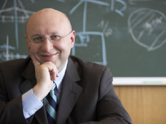 Ele dividiu o prêmio com o alemão Stefan Hell e com o americano Eric Betzig. Ele dividiu o prêmio com o alemão Stefan Hell e com o americano Eric Betzig.