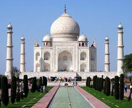 TAJ MAHAL - É um mausoléu em homenagem a Aryumand Banu Begam, a esposa favorita do imperador mogol Shah Jahan. É um Patrimônio da Humanidade e uma das Novas Sete Maravilhas do Mundo Moderno. Está localizado em Agra, na Índia. TAJ MAHAL - É um mausoléu em homenagem a Aryumand Banu Begam, a esposa favorita do imperador mogol Shah Jahan. É um Patrimônio da Humanidade e uma das Novas Sete Maravilhas do Mundo Moderno. Está localizado em Agra, na Índia.