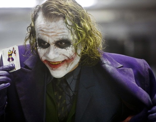 A morte repentina do ator Heath Ledger, em 2008, chocou o mundo do cinema. Ele tinha acabado de gravar <i>Batman: o Cavaleiro das Trevas</i>, filme em que interpretou o papel do Coringa. Essa n&atilde;o foi a &uacute;nica trag&eacute;dia envolvendo um filme do Batman: no mesmo ano um t&eacute;cnico morreu num acidente, enquanto o ator Morgan Freeman, que participou de toda a trilogia recente, tamb&eacute;m sofreu um acidente de carro.