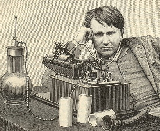 SURDEZ - Thomas Edison tornou-se surdo durante a adolesc&ecirc;ncia. H&aacute; v&aacute;rias teorias que tentam explicar como ele adquiriu essa defici&ecirc;ncia. &Eacute; certo que ele passou por v&aacute;rios problemas de sa&uacute;de relacionados ao sistema auditivo quando era crian&ccedil;a, mas h&aacute; quem diga que o cientista ficou surdo por causa de um pux&atilde;o de orelha ou por ter levado muitas pancadas de um chefe estressado. Apesar da dificuldade, Edison era muito ativo.  Al&eacute;m de fazer experi&ecirc;ncias cient&iacute;ficas, ele trabalhava como operador de tel&eacute;grafo.