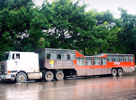 Um &ocirc;nibus que &eacute; puxado por outro ve&iacute;culo. &Eacute; o trailerbus, inventado na d&eacute;cada de 1920. Esses ve&iacute;culos foram usados durante anos, mas agora s&atilde;o mais comuns s&oacute; dentro de museus mesmo. Em Cuba, eles eram muito usados at&eacute; a &uacute;ltima d&eacute;cada.