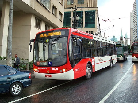 O trolleybus, ou &ocirc;nibus el&eacute;trico, &eacute; muito comum no mundo, inclusive no Brasil. &Eacute; um dos meios de transporte usados em S&atilde;o Paulo. O &ocirc;nibus se conecta com cabos de energia que ficam suspensos ao longo do percurso.